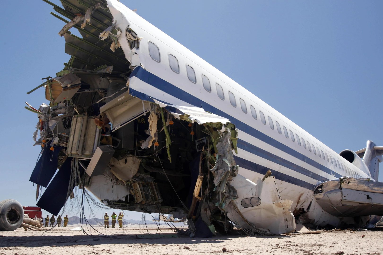 一飞机在俄罗斯坠毁致7死13伤,谁该为此次事故负责?