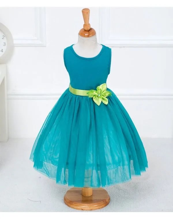 因为女儿缝制百套礼服而走红的爸爸，网友们如何评价？