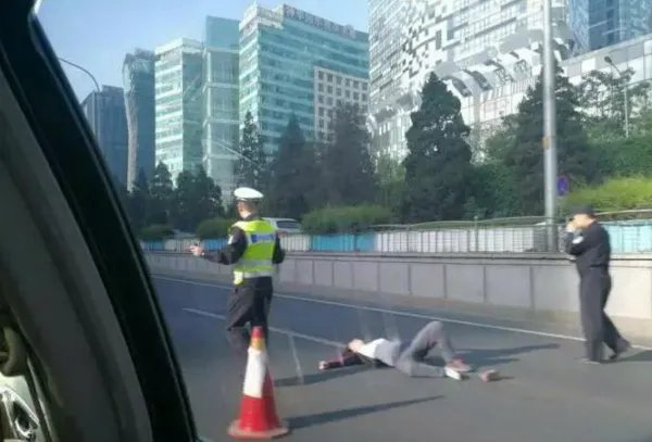 女子跳桥砸中汽车是怎么回事?