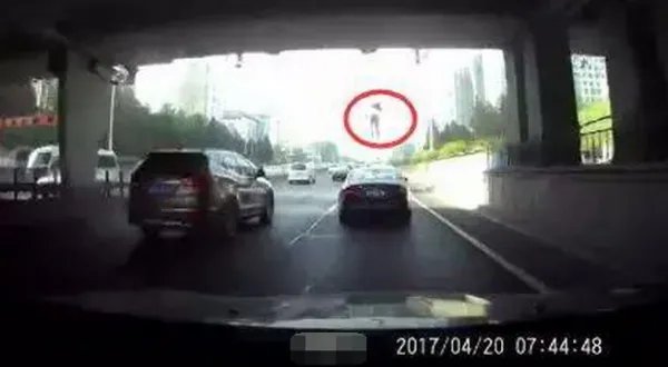 女子跳桥砸中汽车是怎么回事?