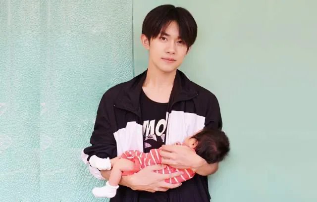易烊千玺抱胖虎女儿手法老练，他在生活中是一个什么性格呢？