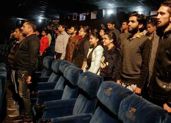 奏国歌拒起立被捕是真的吗?