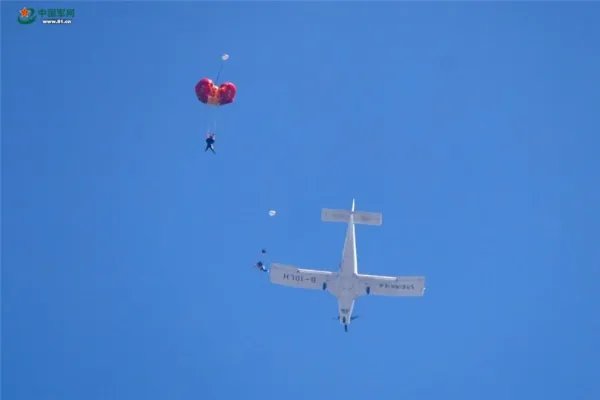 四川地震男子跳伞逃生，又双叒是旧图！为何每次地震都被提出来？