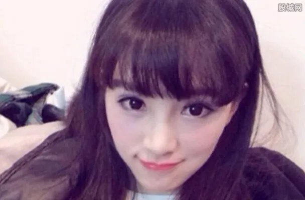 黄灿灿厕所夹断屎事件 被批口无遮拦毁“女神”形象