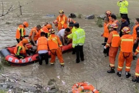 四川丹巴泥石流形成堰塞湖，疏散了多少人？