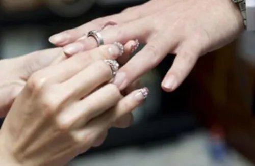 右手无名指戴戒指是什么意思 女人十个手指戴戒指的含义有哪些