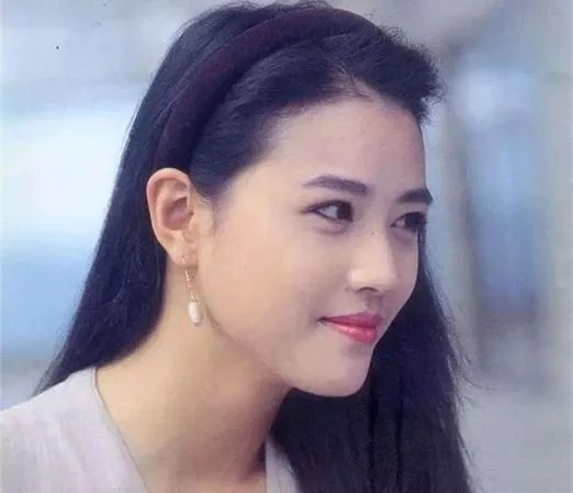 54岁周海媚现身商演现场,她的状态如何?