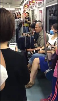 老人地铁飚英语在讲课吗？