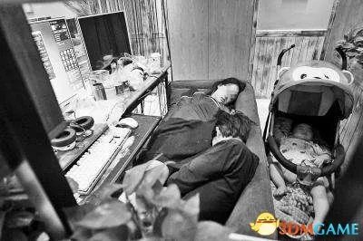 夫妻带婴儿住网吧吃住半个月 只因打工租不起房