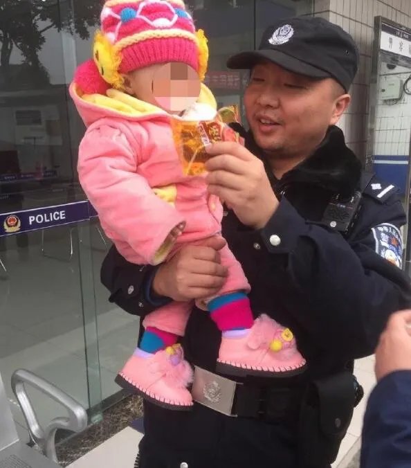 绿化带中发现女婴 孩子瑟瑟发抖身边只有一张纸条