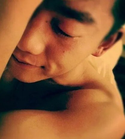 “小鲜肉”郑恺床照曝光 上演大尺度令人咋舌