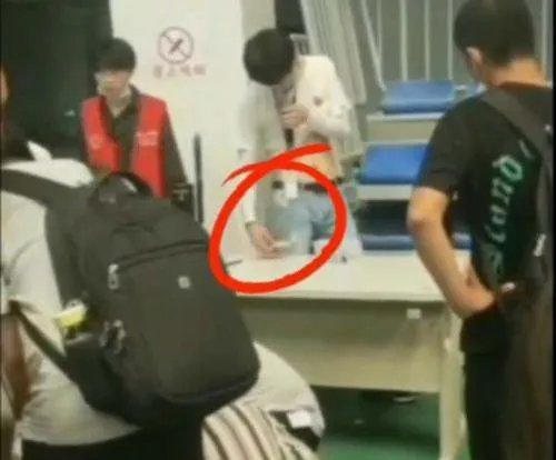 如何看待公司粗暴发放证件致员工离职这件事？