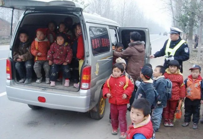 临时校车严重超载是怎么回事？