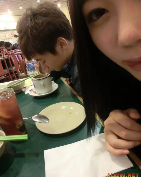 14岁富二代高调炫富 住豪宅、开豪车、秀美女