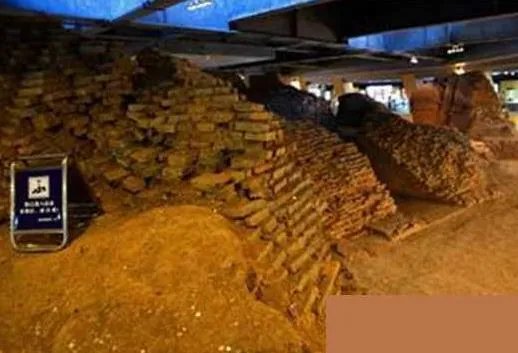 白蛇之谜:原来是雷峰塔地宫藏宝藏(图)