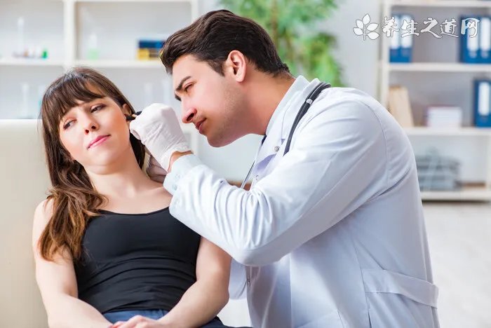 美国新冠感染病例超过427万 新冠病毒会导致听力下降吗