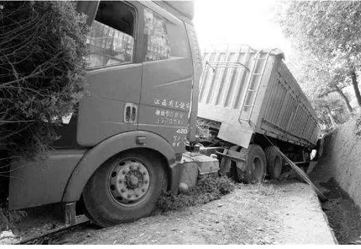 江苏教练车被货车倾轧情形如何？