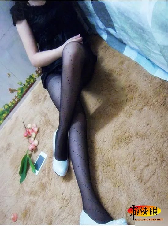 求网友打分!90后女大学生宿舍自曝丝袜美腿照