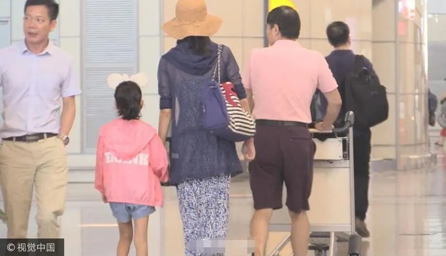 韩雪和老公万山相差几岁怎么认识的 韩雪老公女儿一家三口照片