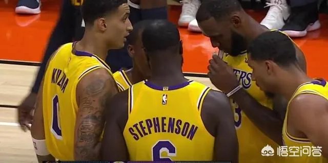 湖人战胜开拓者比赛中,是否有人注意到詹姆斯封盖利拉德后祖巴茨做的动作?如何评价?