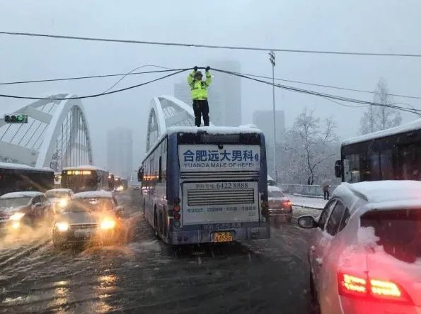 暴雪后的安徽火爆网络的托举哥是谁?