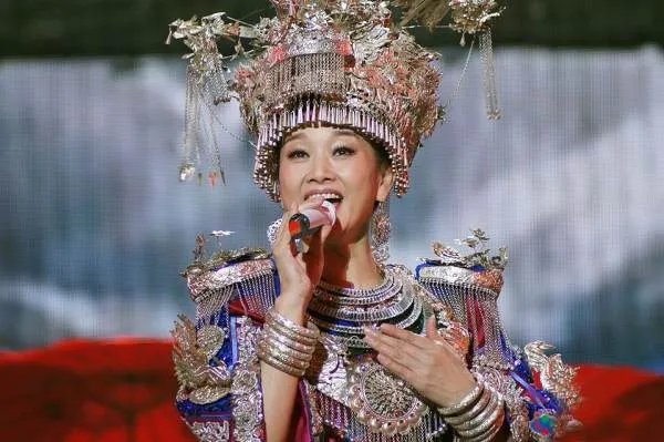 《辣妹子为啥不怕辣》歌词里面的是什么歌