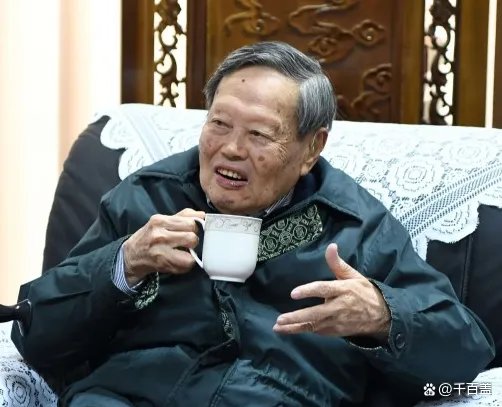 翁帆的父亲与杨振宁是什么关系？