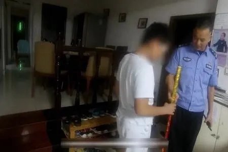 爸爸被儿子用金箍棒打伤报警，他们父子俩到底发生了什么？