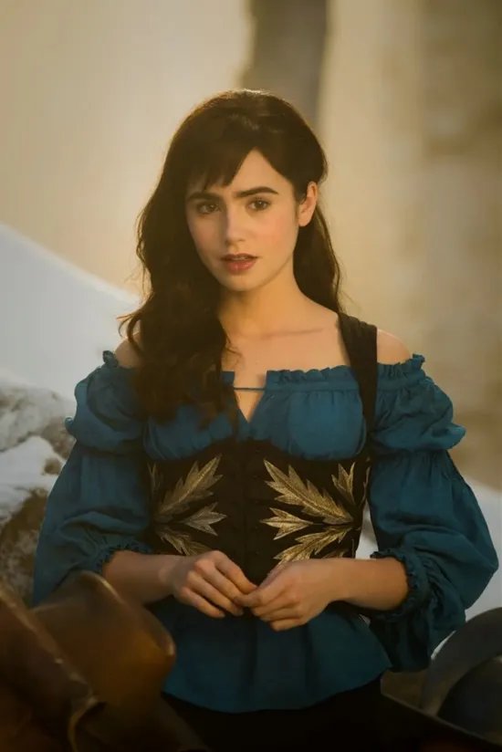 33岁“最美白雪公主”莉莉·柯林斯杂志写真 黑丝美腿腹肌明显