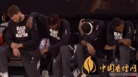 NBA球员集体下跪抗议 为什么会出现这种举动