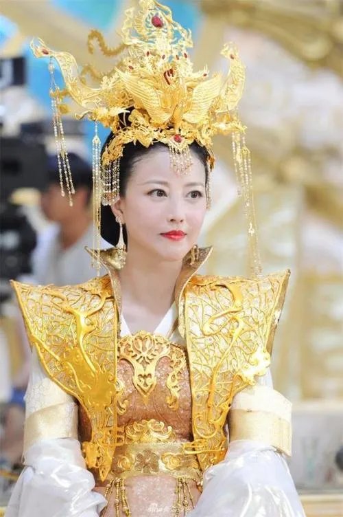 54岁周海媚现身商演现场,她的状态如何?