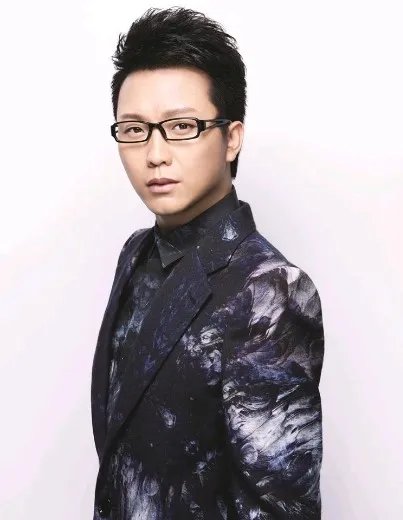 李玉刚被曝隐婚9年是假的？ 混血女孩只是他的干女儿？