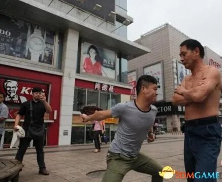 男子把挨打当职业月入3万 专业挨打13年独孤求败