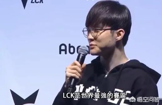 SKT散伙饭照片曝光，李哥再露迷之微笑，网友：SKT明年应该稳了！你怎么看？