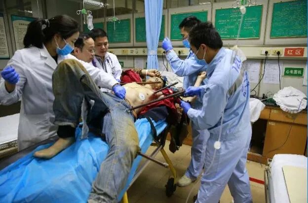 四根钢筋贯穿工人身体 多学科接力演绎生死大营救