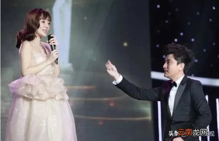 贾乃亮还忘不了李小璐 贾乃亮求婚钻戒