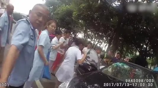 民警在什么时候砸窗救小孩?