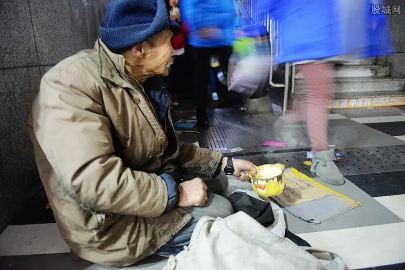 纽约众多无家可归者占据地铁 该国失业人数持续暴涨