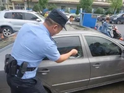 民警在什么时候砸窗救小孩?