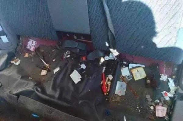 男子买到二手车 翻开座垫后惊呆了（图）
