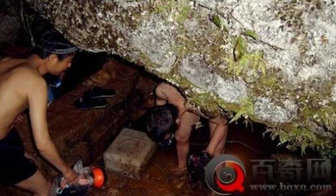男子山洞探险打开手电瞬间吓尿(图)