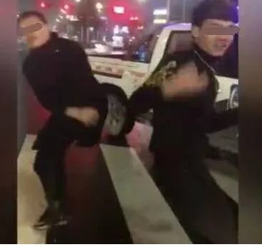 两男子在车祸现场疯狂尬舞,网络直播为何风靡社会?