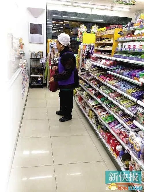 大妈围堵外国人讨钱引热议 “追债”式乞讨现象泛滥