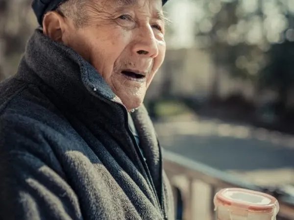 建议独生子女父母退休金上调10-20%,独居老人的养老金是否也该调整?