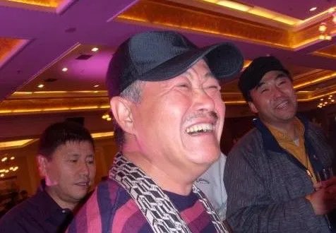 赵本山女儿婚礼车队 霸气侧漏交警也要让路