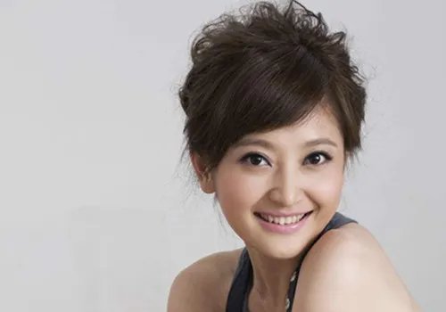 曝主持人谢颖颖简历 揭秘其成为央视天使主播之谜