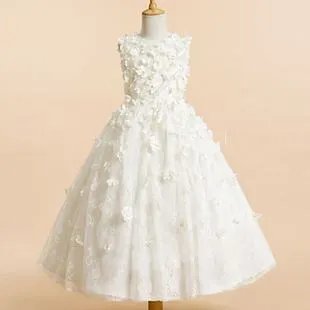 因为女儿缝制百套礼服而走红的爸爸，网友们如何评价？