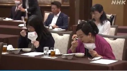 日本京都推广手持口罩:吃饭时放下 聊天时举起