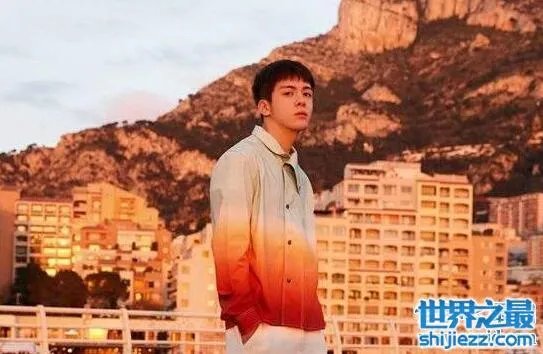 曾舜晞迪丽热巴长得相似,两人迷之神似仿佛姐弟俩