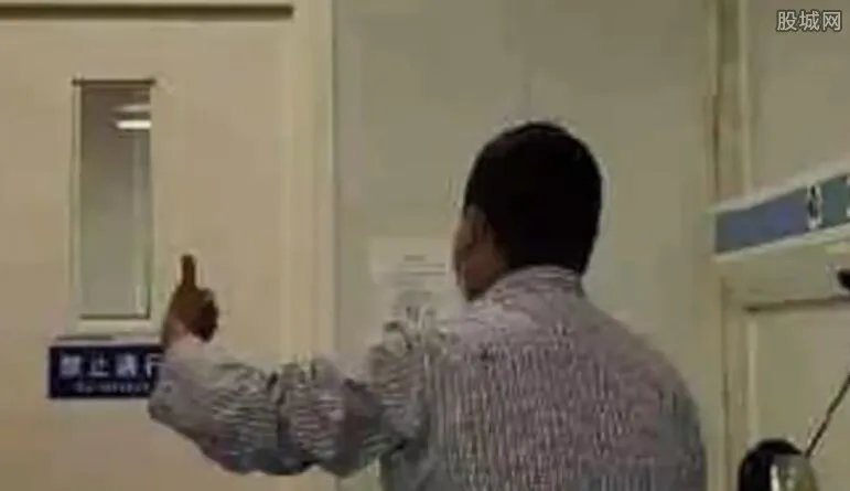 车内自我隔离的好邻居出院了 他因做了这件事被网友称赞!